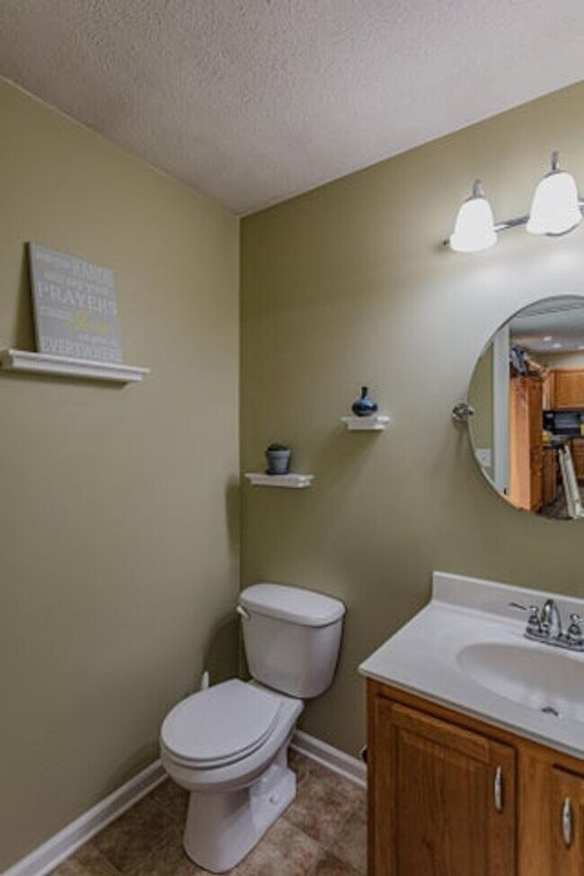 Foto del edificio - 4BR, 2.5 Ba home in the Saddlebrook Ridge ...