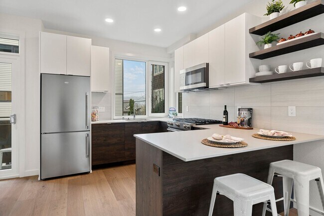 Foto del edificio - Beautiful Eastlake Condo