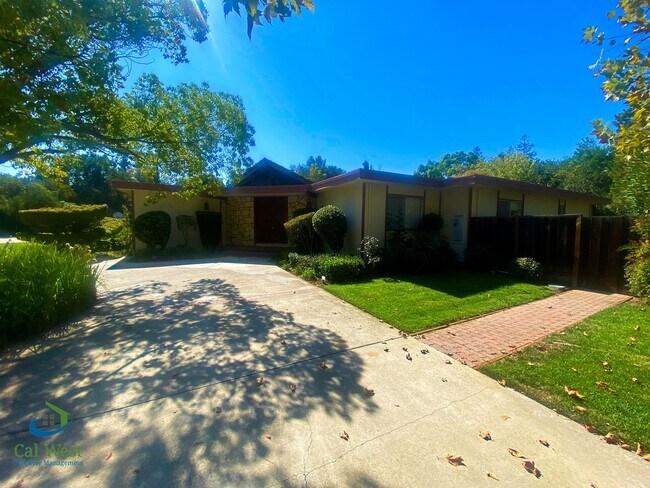 Building Photo - $9595 - 6 Bed/4.5 Ba Executive Home in Los Altos HIlls/With Pool/Separate Inlaw Unit
