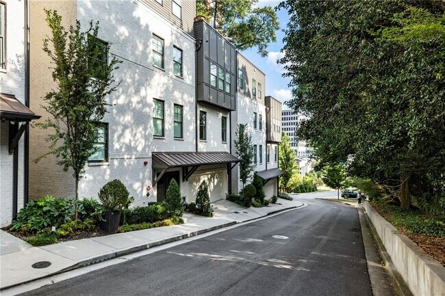 Foto del edificio - 1819 Huntington Hills Ln NW