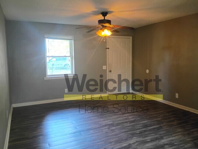 Foto del edificio - Charming 3-Bed Home with Fenced Yard and C...