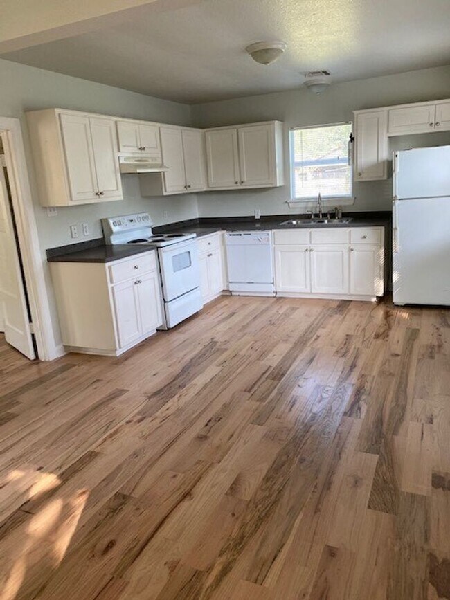 Building Photo - CUTE  1 BEDROOM / 1 BATH - SMITHVILLE HOME