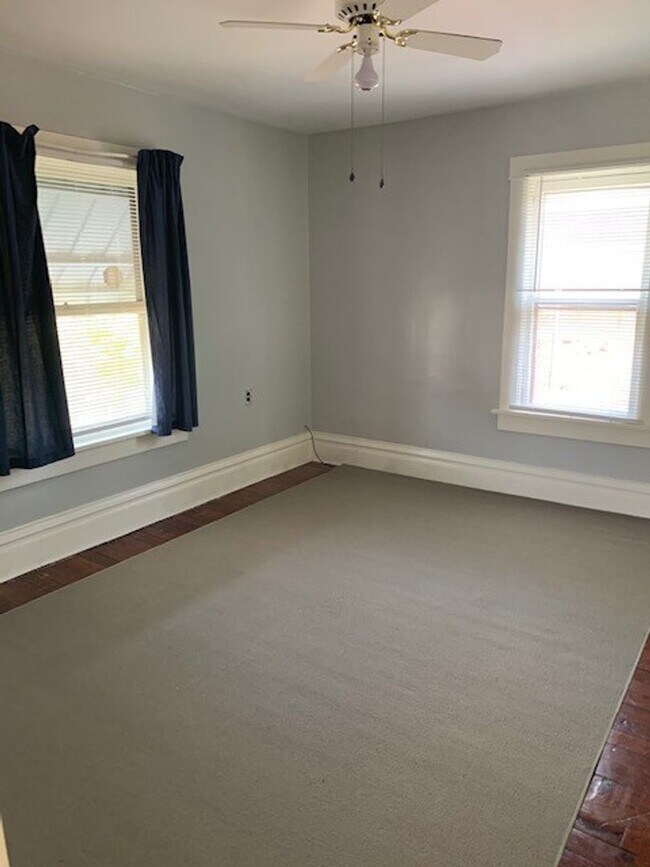 Building Photo - Large 3 bed 2 bath available now