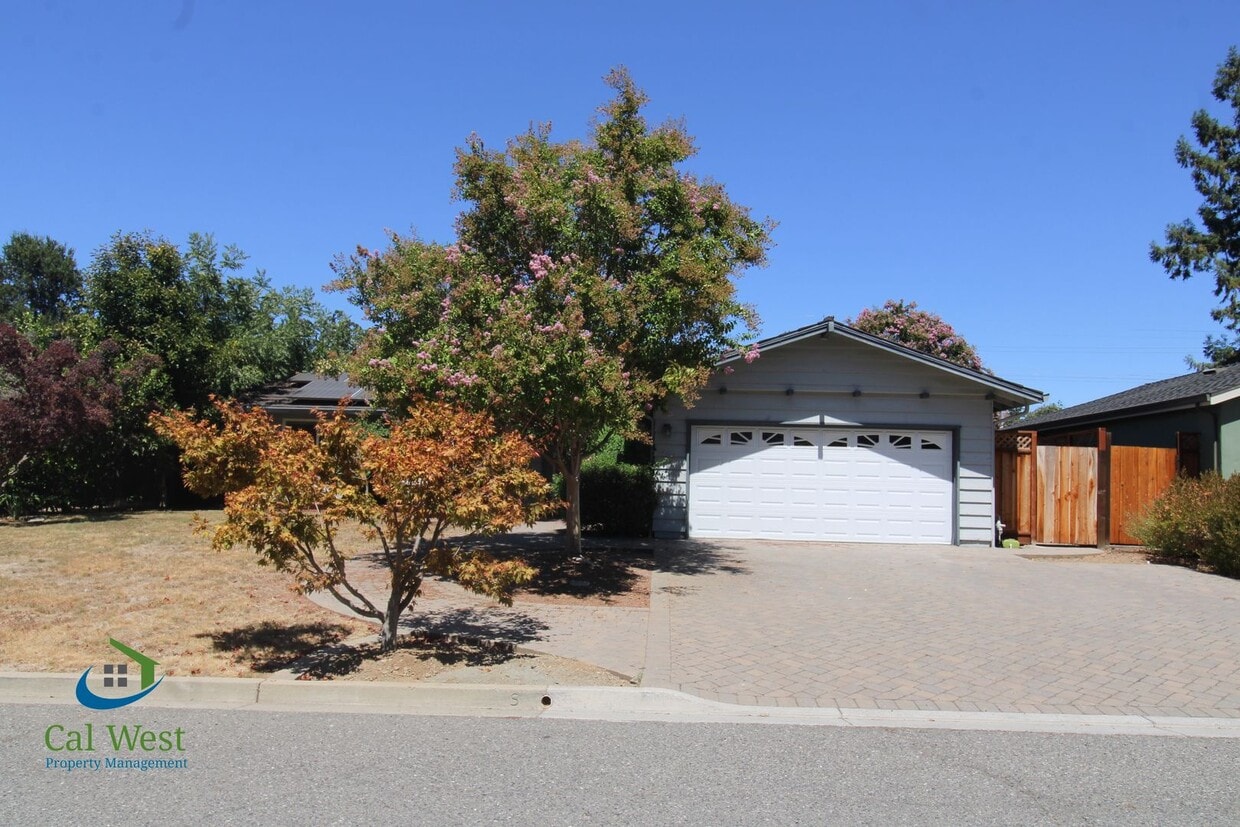 Primary Photo - $4895 - Large beautiful 3/2 Home located i...