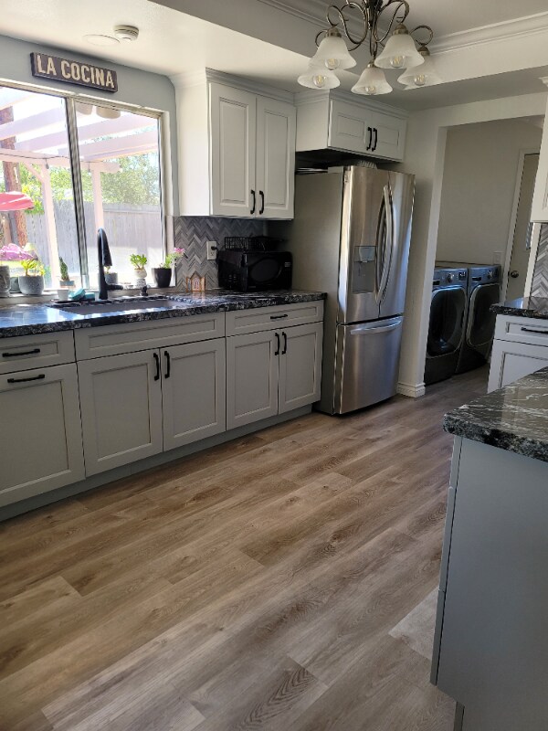 Foto del edificio - 990 Via Fedora