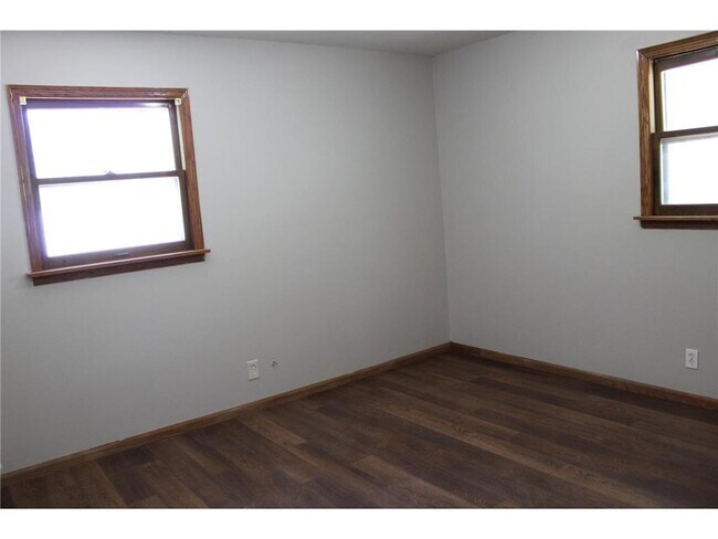 Building Photo - 747 Tuscarora Ave W