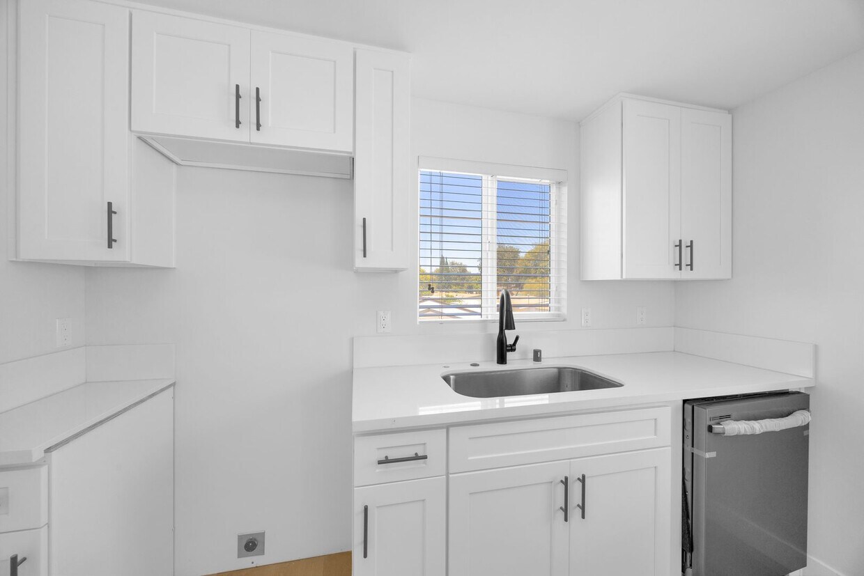 Foto principal - 3 Bedroom, 2 Bathroom Home – Near CSULB