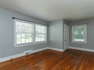 Building Photo - Great Location! One Bedroom Triplex, Great...