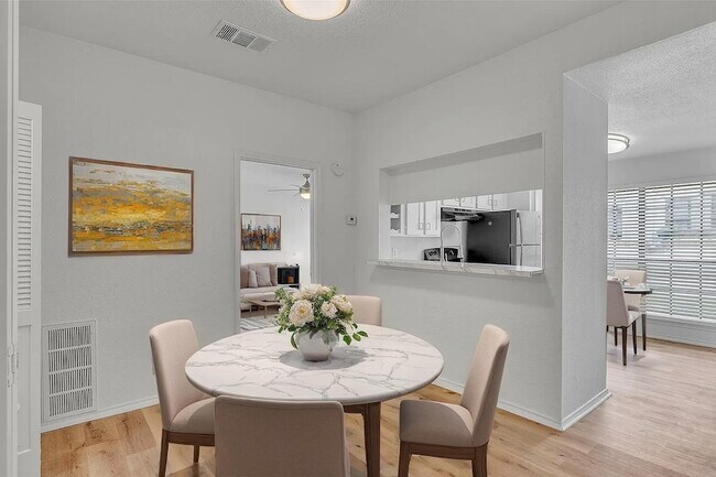 Foto del edificio - 6044 Stoneybrook Dr