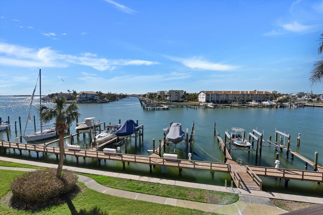 Gorgeous Updated Tierra Verde Annual Unfurnished Waterfront Condo 2/2 w/Garage - Gorgeous Updated Tierra Verde Annual Unfurnished Waterfront Condo 2/2 w/Garage