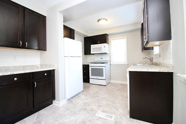 Building Photo - Single Family Home 3  beds 1 .5 bath FOR RENT!