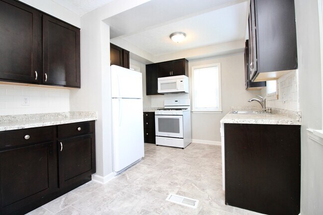 Foto del edificio - Single Family Home 3  beds 1 .5 bath FOR RENT!