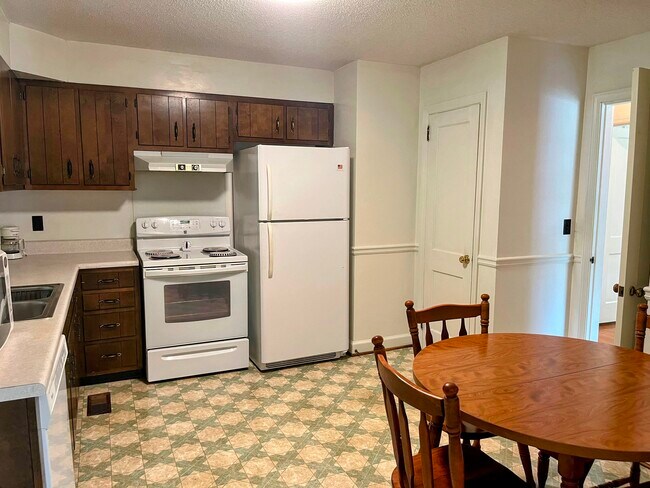 Kitchen - 3805 Knollwood Dr