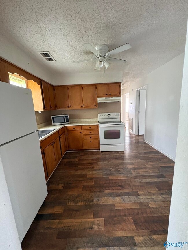 Foto del edificio - 21045 Myrtlewood Dr
