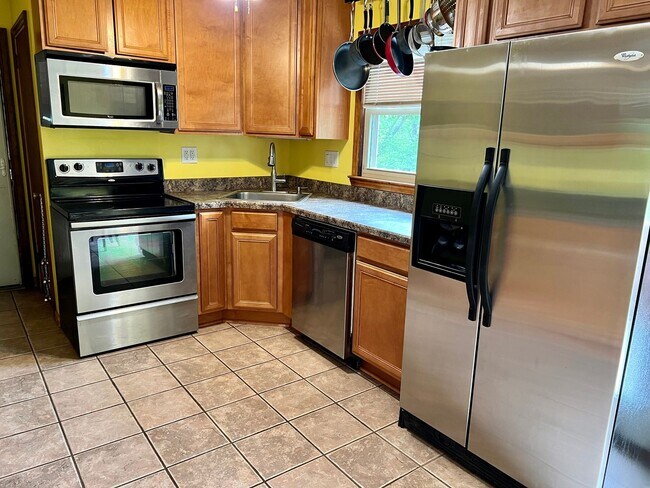 Building Photo - Charming 3 Bedroom Christiansburg Home