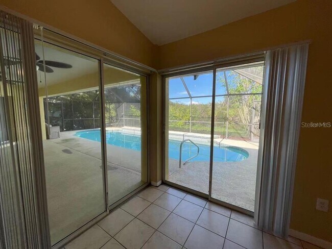 Foto del edificio - 494 Lake of the Woods Dr