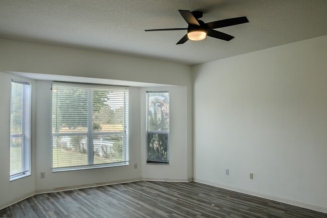 Building Photo - 1557 Amaryllis Cir