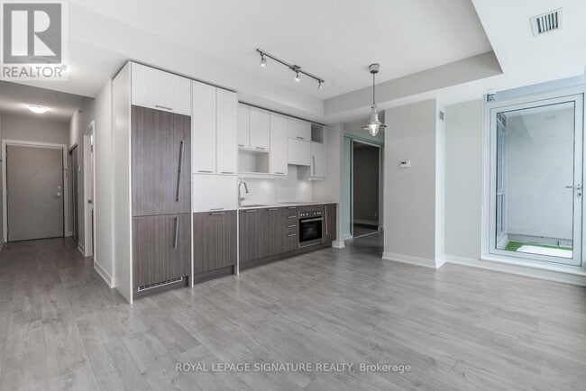 Building Photo - 199 Richmond St W