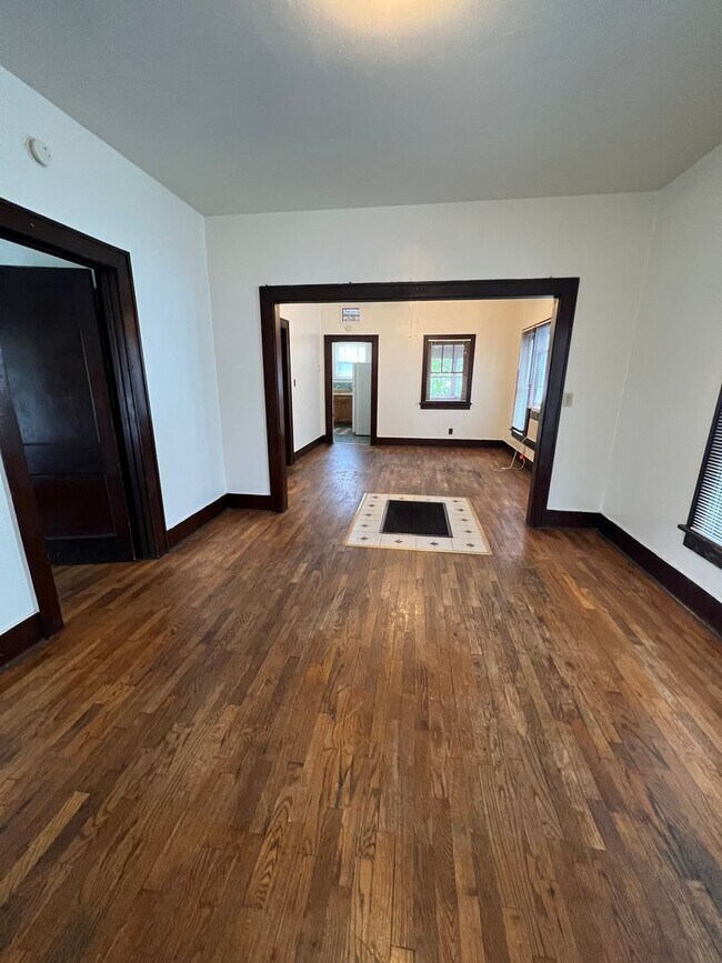 Building Photo - 2 Bedroom 1 Bath with Basement
