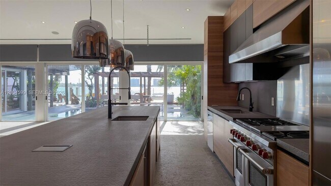 Foto del edificio - 2440 N Shore Terrace