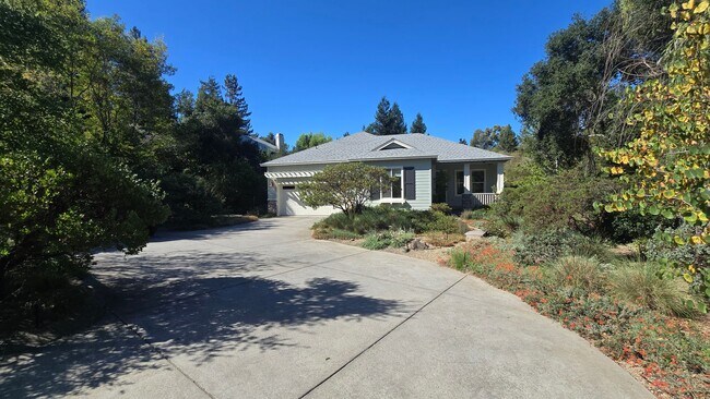 Foto del edificio - Private, peaceful home on nearly half an a...