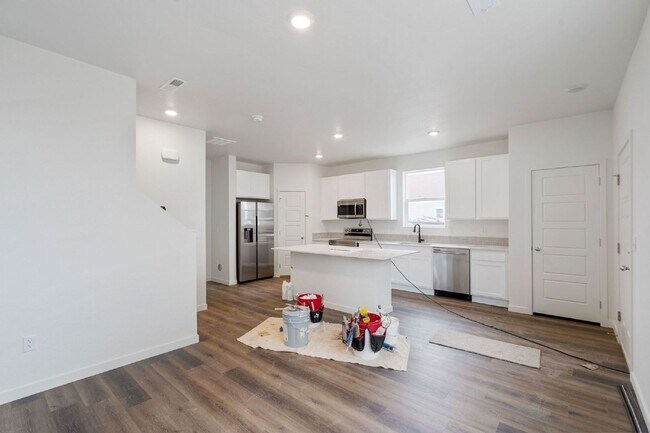 Foto del edificio - 3 bed/2.5 bath townhome w/attached 2-car garage