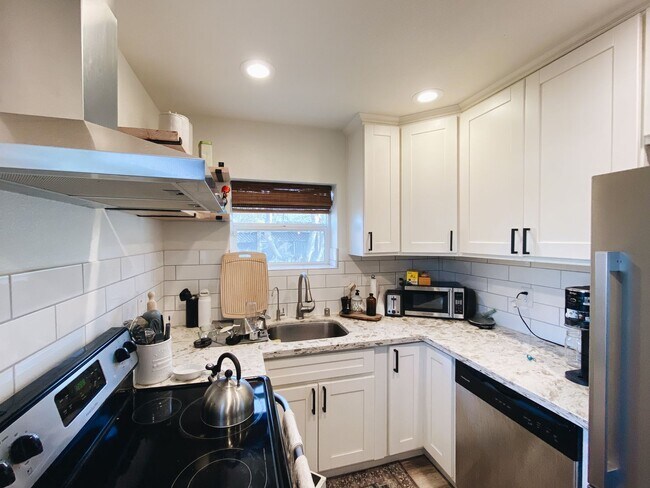 Foto del edificio - Beautiful 3/1 with gated driveway in Colonial Heights!