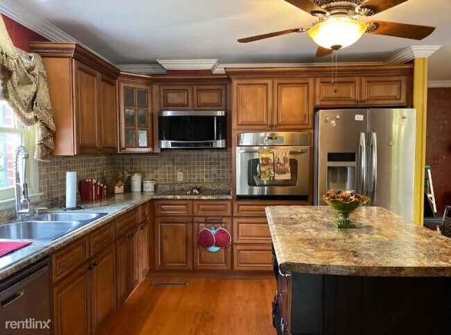 Building Photo - 6 br, 2 bath House - 235 Combs Road