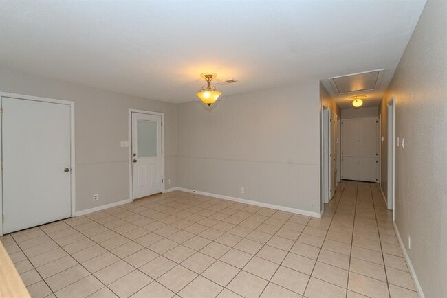 Building Photo - 8775 Greenridge Ln