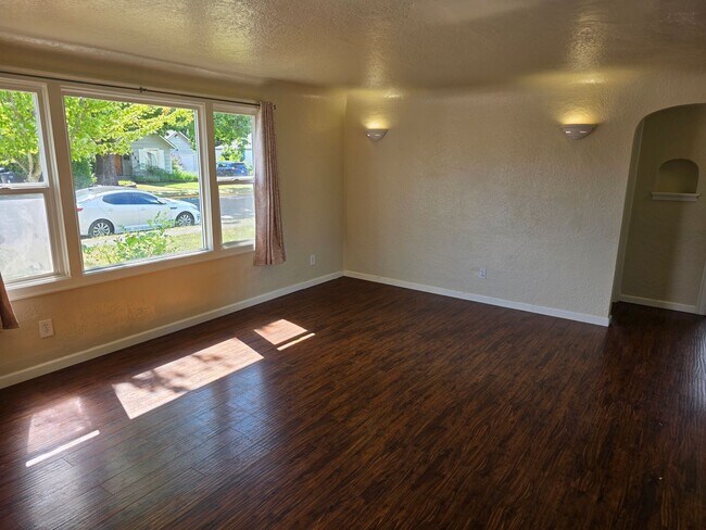 Foto del edificio - 2 Bedroom with Huge Yard in Springfield