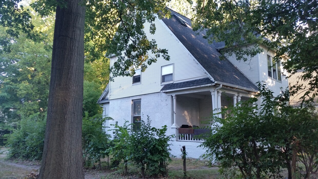 Primary Photo - 402 S Busey Ave