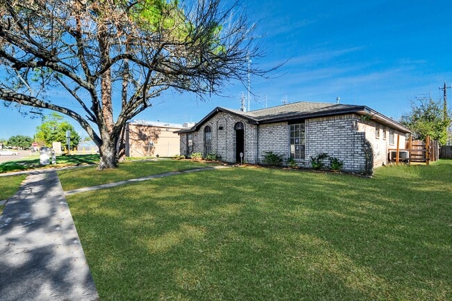 Building Photo - 8011 La Roche Ln