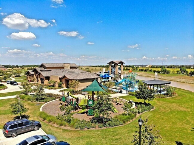 Foto del edificio - Grand Entry W/High Ceilings! Gorgeous Ligh...