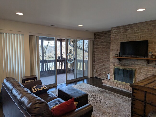 Building Photo - 5529 E Lake Dr