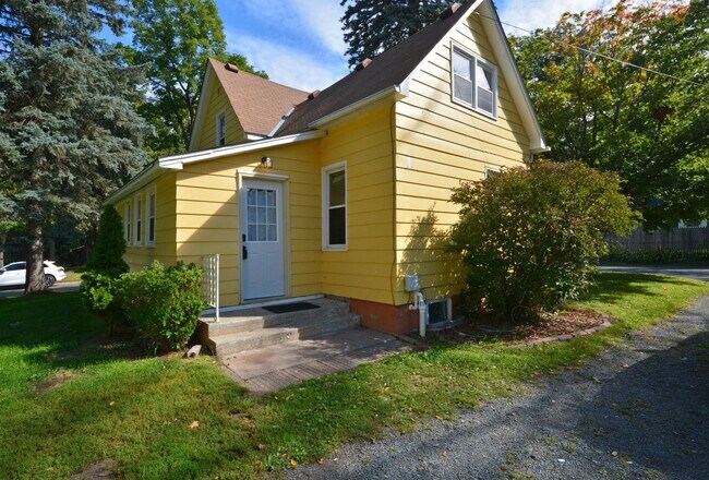 Foto del edificio - Beautiful 3-Bed 1.5-Bath Home in Forest La...