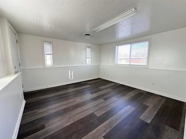 Building Photo - 28 N 200 E