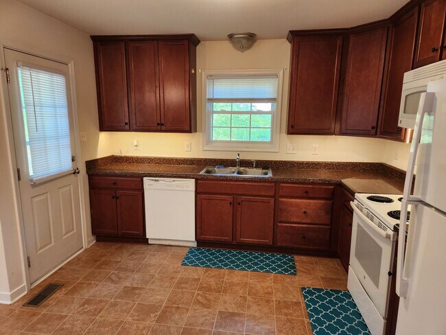 Foto del edificio - 3 bed 2 bath -Blackstone-Fort Pickett area