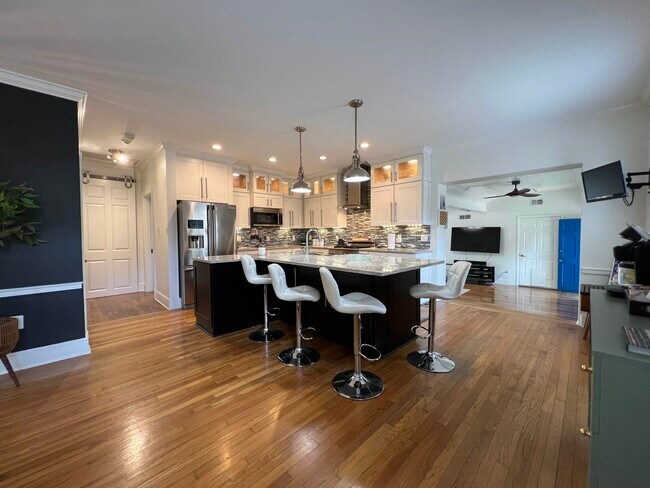 Foto del edificio - 817 Cypress Dr