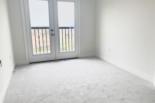 Building Photo - 10 Oakmore Ln