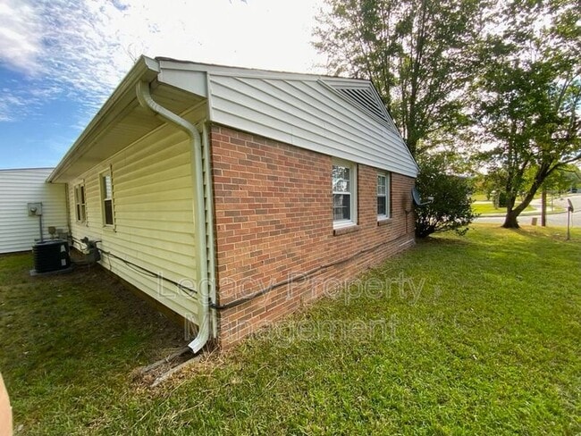 Building Photo - 1202 Melrose Dr