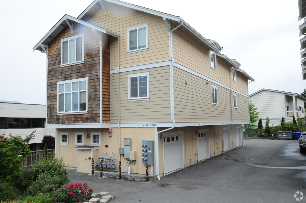 Primary Photo - 12828-12834 SE 40th Ln
