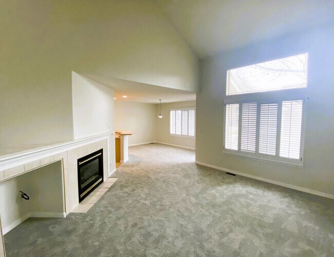 Building Photo - Well located 2+ bedroom townhome