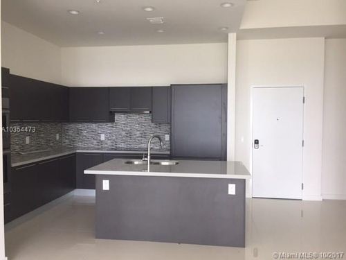 Foto principal - 7825 NW 107th Ave