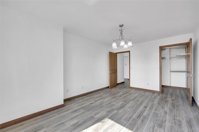 Foto del edificio - 4-74 48th Avenue Unit 25M