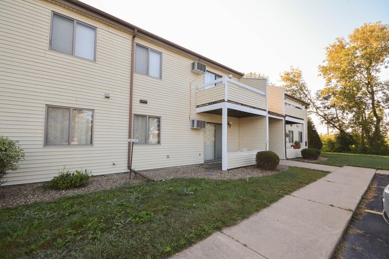 Primary Photo - Main floor 2br condo steps from the Dougla...