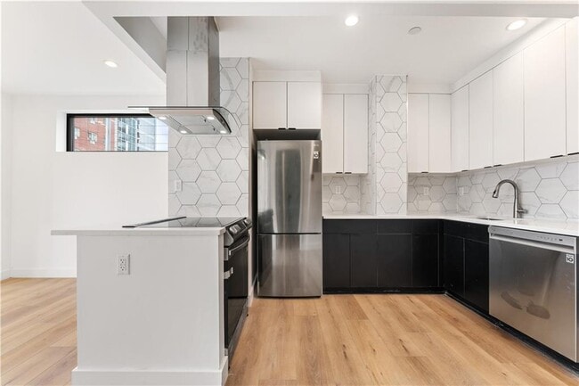 Building Photo - 901 60th St