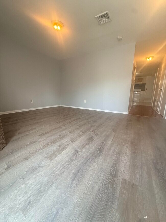 Foto del edificio - 592 Bramhall Ave