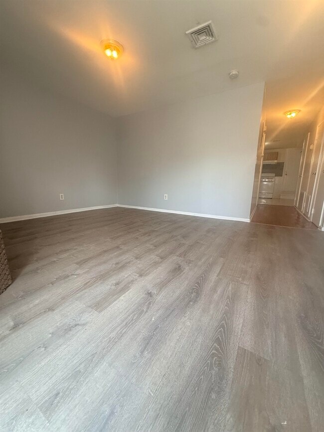 Building Photo - 592 Bramhall Ave
