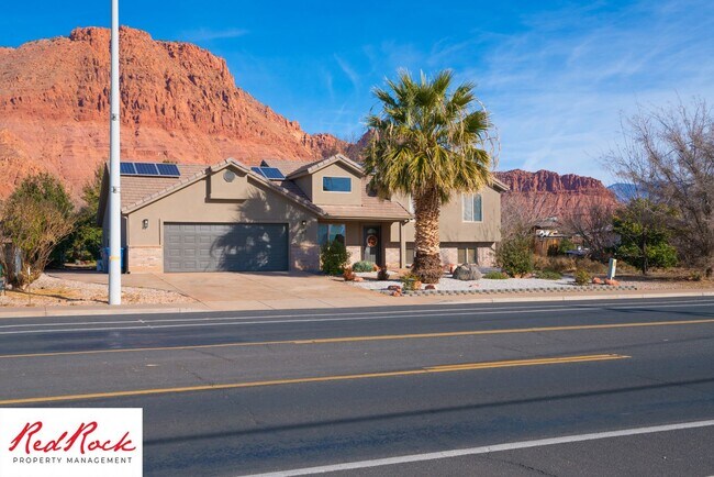 Foto del edificio - Beautiful 5 Bedroom Home with a Large Back...