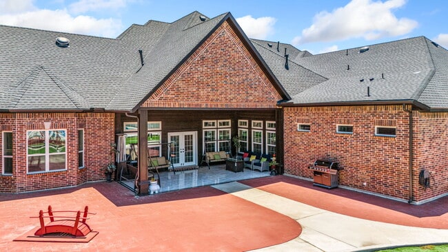 Building Photo - 705 E Oates Rd